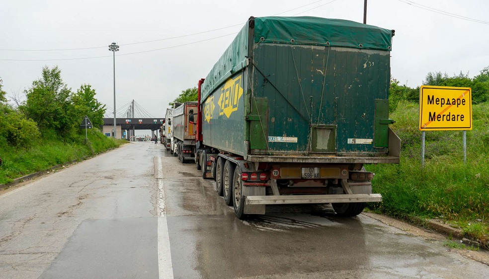 70 milione euro mallra serbe te bllokuara ne kufirin e Kosoves